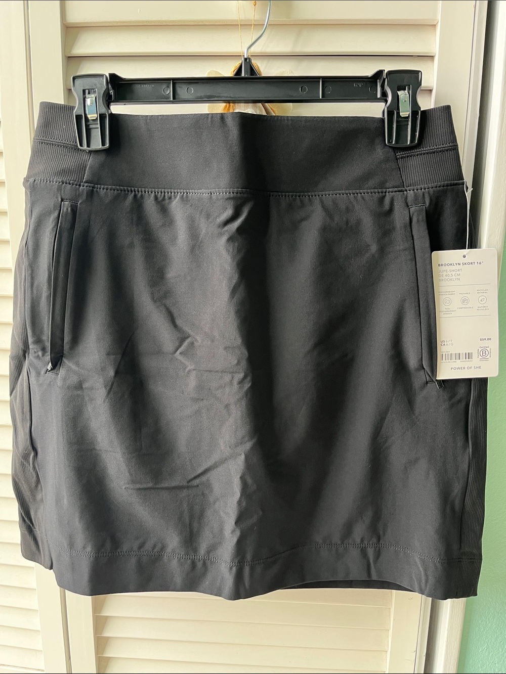 NWT Women’s Black Active Skort with Side zipper Pockets, size 6, original design